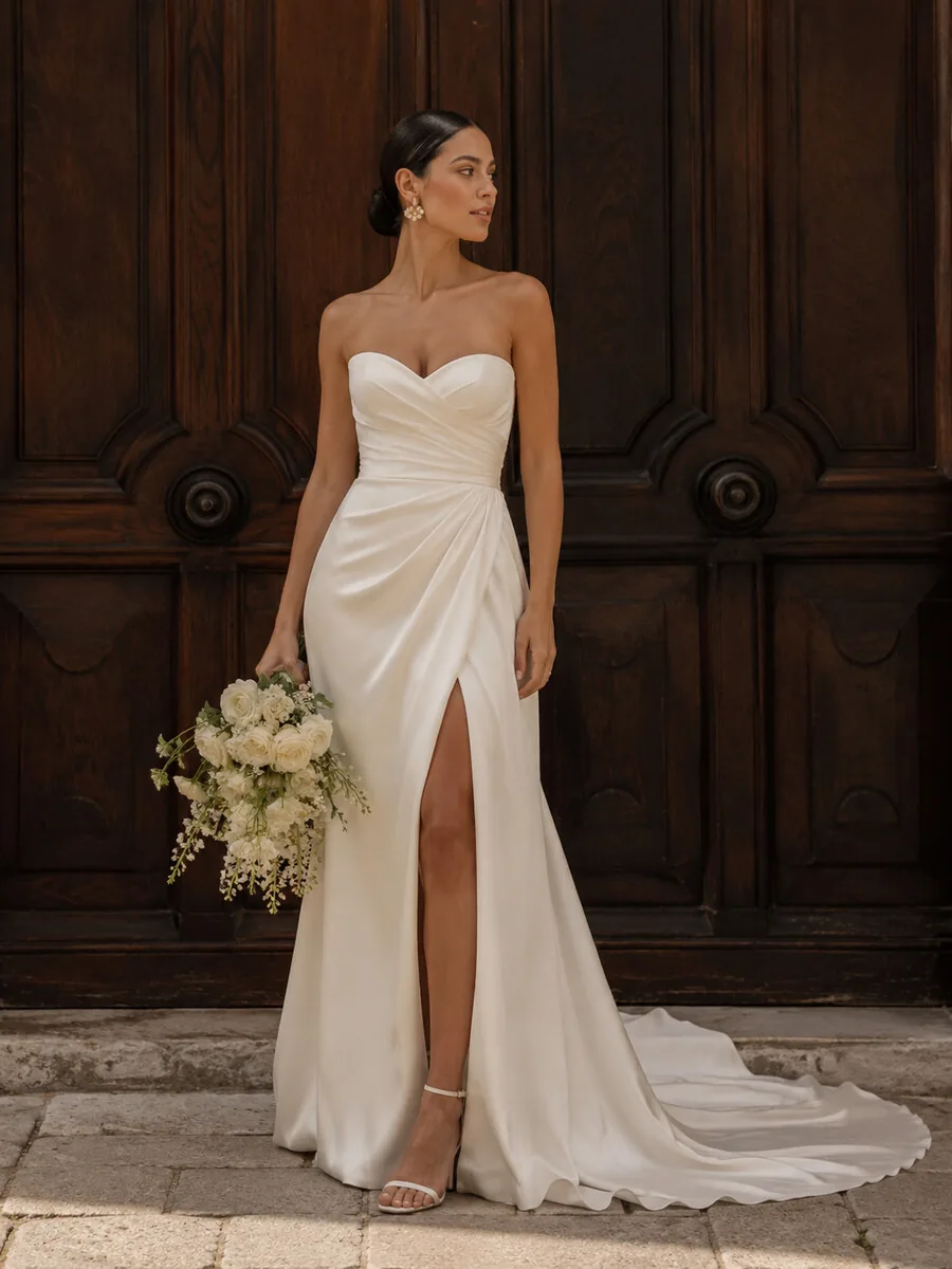 Paula in ihrem Brautkleid mit Strauß